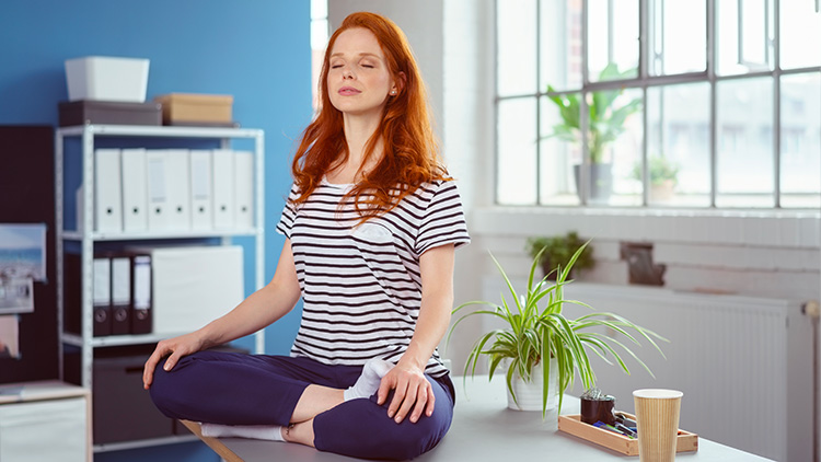 Voir la sélection de cours de yoga en ligne Yoga au bureau