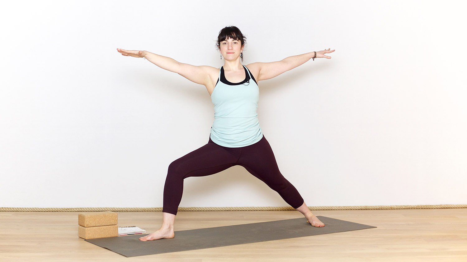 Les postures debout | Cours de yoga en ligne avec Valentine Peltier | Yoga Vinyasa