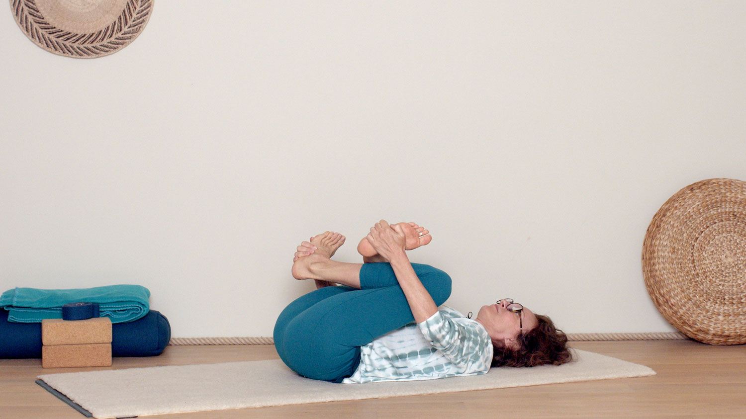 Libérer le bas du corps | Cours de yoga en ligne avec Delphine Denis | Hatha Yoga doux