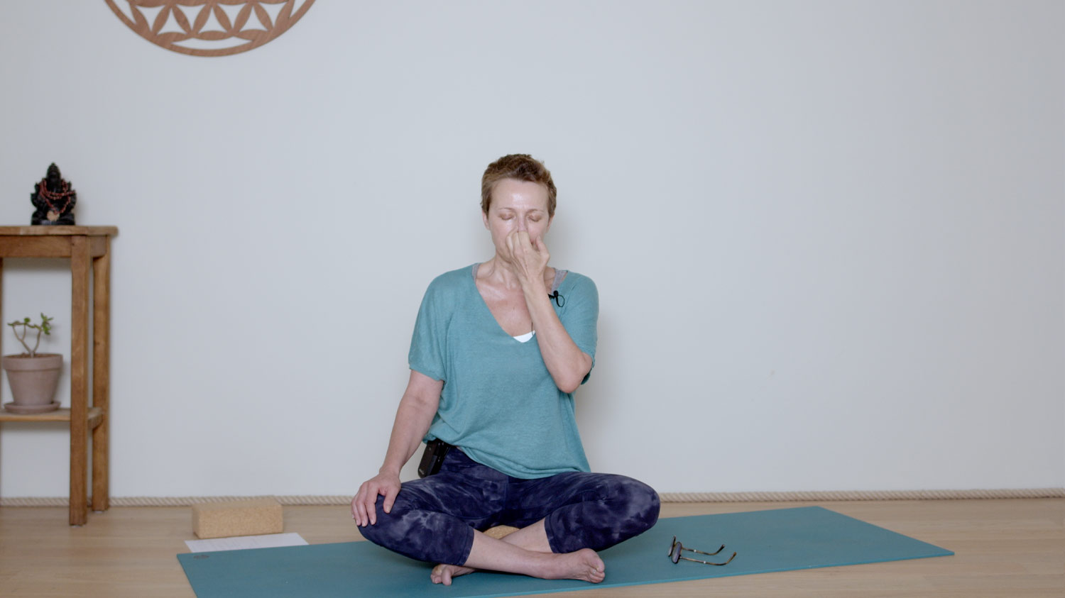 Respiration & Méditation - 15 minutes - Corps d'énergie | Cours de yoga en ligne avec Delphine Denis | Méditation, Pranayama