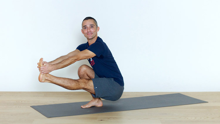 Suivre le cours de yoga en ligne Equilibres sur un pied avec Benoît Le Gourriérec | Yoga Vinyasa