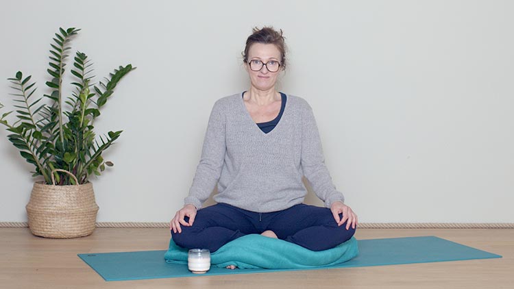 Suivre le cours de yoga en ligne Méditation sur la respiration avec Delphine Denis | Méditation