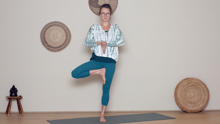 Suivre le cours de yoga en ligne Jeudi matin : Stabilité avec Delphine Denis | Hatha Yoga dynamique