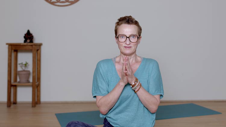 Suivre le cours de yoga en ligne Le Parcours des 5 Koshas avec Delphine Denis | Présentations