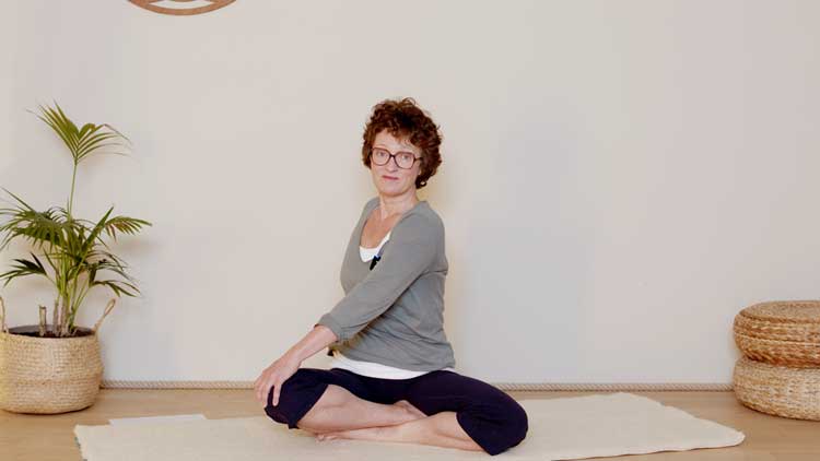 Suivre le cours de yoga en ligne Yoga pour les matins fatigué.e avec Delphine Denis | Hatha Yoga doux
