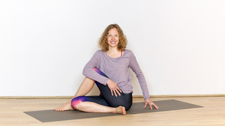 Suivre le cours de yoga en ligne Yin yoga : Dénouer les noeuds de la tête aux pieds avec Anastasia Tikhonova | Yin Yoga
