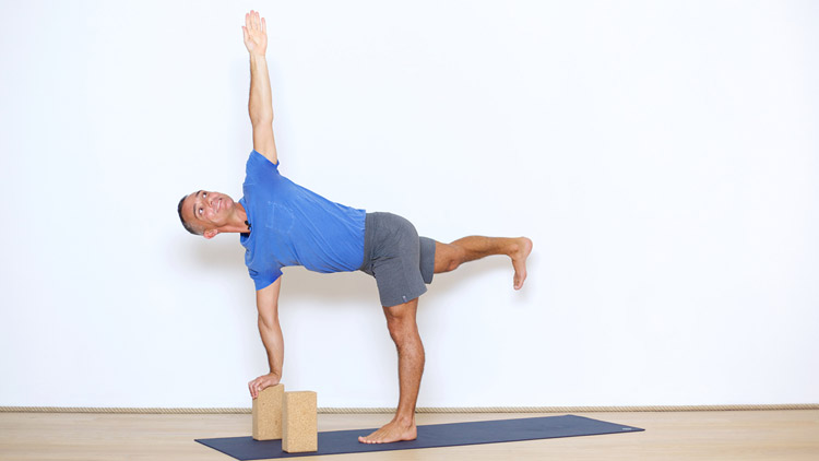 Suivre le cours de yoga en ligne Pratiquer avec 2 blocs 2/2 avec Benoît Le Gourriérec | Yoga Vinyasa