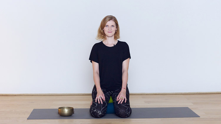 Suivre le cours de yoga en ligne Méditer les yeux ouverts avec Juliette de Cointet | Méditation