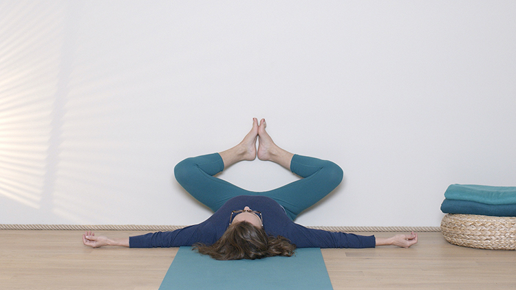 Suivre le cours de yoga en ligne Élément Eau - Détente - 5 min avec Delphine Denis | Ayurveda, Hatha Yoga doux, Yin Yoga