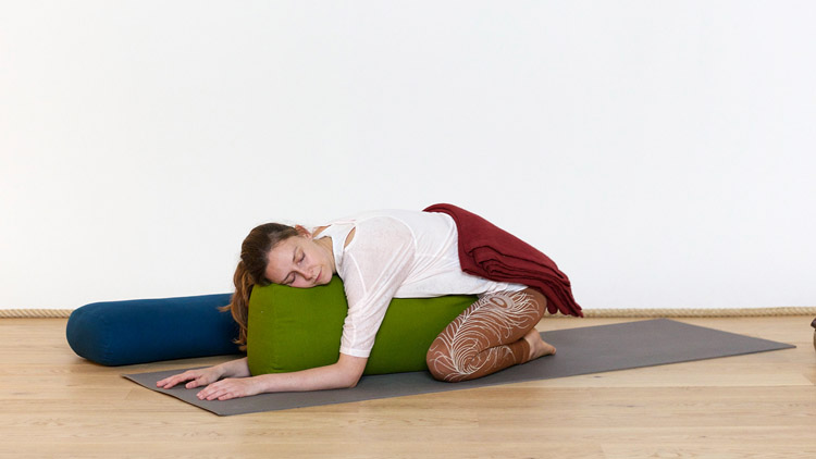 Suivre le cours de yoga en ligne Trois postures confortables pour se détendre avec Diane Duhamel | Restorative Yoga, Yin Yoga