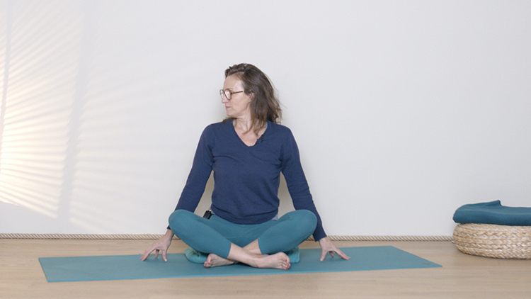 Suivre le cours de yoga en ligne Élément Ether - Détente - 5 min avec Delphine Denis | Ayurveda, Hatha Yoga doux, Méditation, Yin Yoga