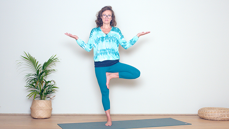 Suivre le cours de yoga en ligne Mardi matin : Anti-stress, calme et stabilité avec Delphine Denis | Hatha Yoga dynamique