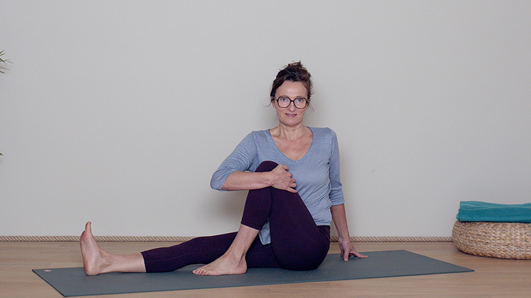 Suivre le cours de yoga en ligne Lundi : Mobiliser le dos avec Delphine Denis | Hatha Yoga dynamique