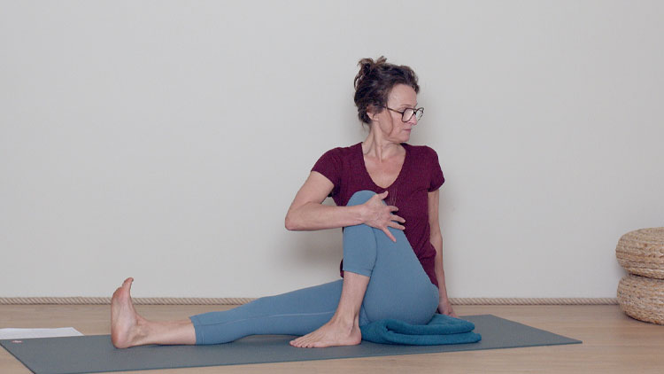 Suivre le cours de yoga en ligne Spécial dos : en cas de sciatique avec Delphine Denis | Hatha Yoga doux