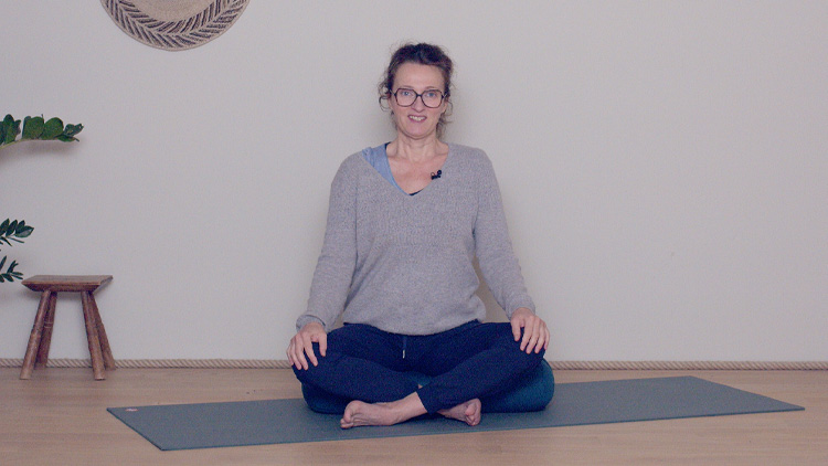 Suivre le cours de yoga en ligne Méditation 4 : Sur le mantra So'Hum avec Delphine Denis | Méditation