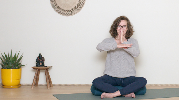 Suivre le cours de yoga en ligne Méditation 5 : Ici et Maintenant avec Delphine Denis | Méditation