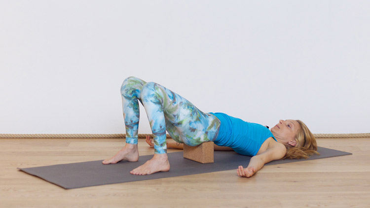 Suivre le cours de yoga en ligne Yin yoga : Après être resté assis longtemps avec Sandra Crosasso | Yin Yoga
