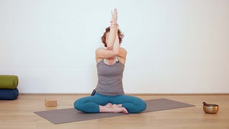 Suivre le cours de yoga en ligne Ouverture des épaules avec Delphine Denis | Yoga Vinyasa