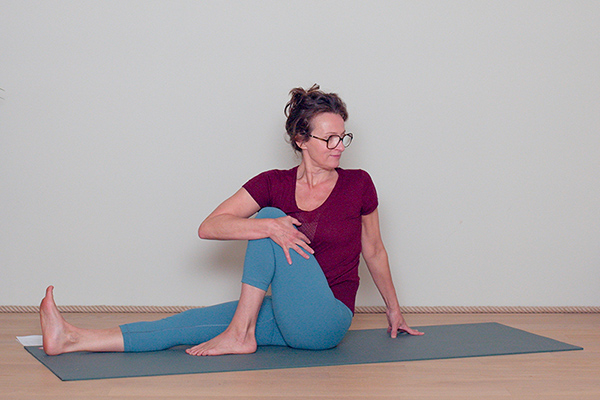 Posture de Yoga pour le dos : La torsion assise