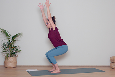 Posture de Yoga pour le dos : La posture de la chaise / Forme 2
