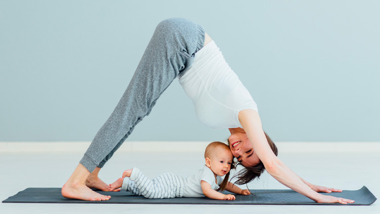 Pratiquer le yoga postnatal en ligne