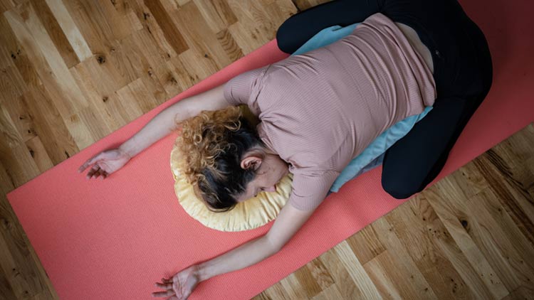 Sélection de cours de yoga en ligne Quand on est fatigué.e ou malade