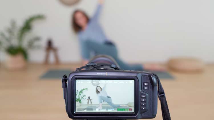 Voir la sélection de cours de yoga en ligne Lives, Replays et Nouveautés