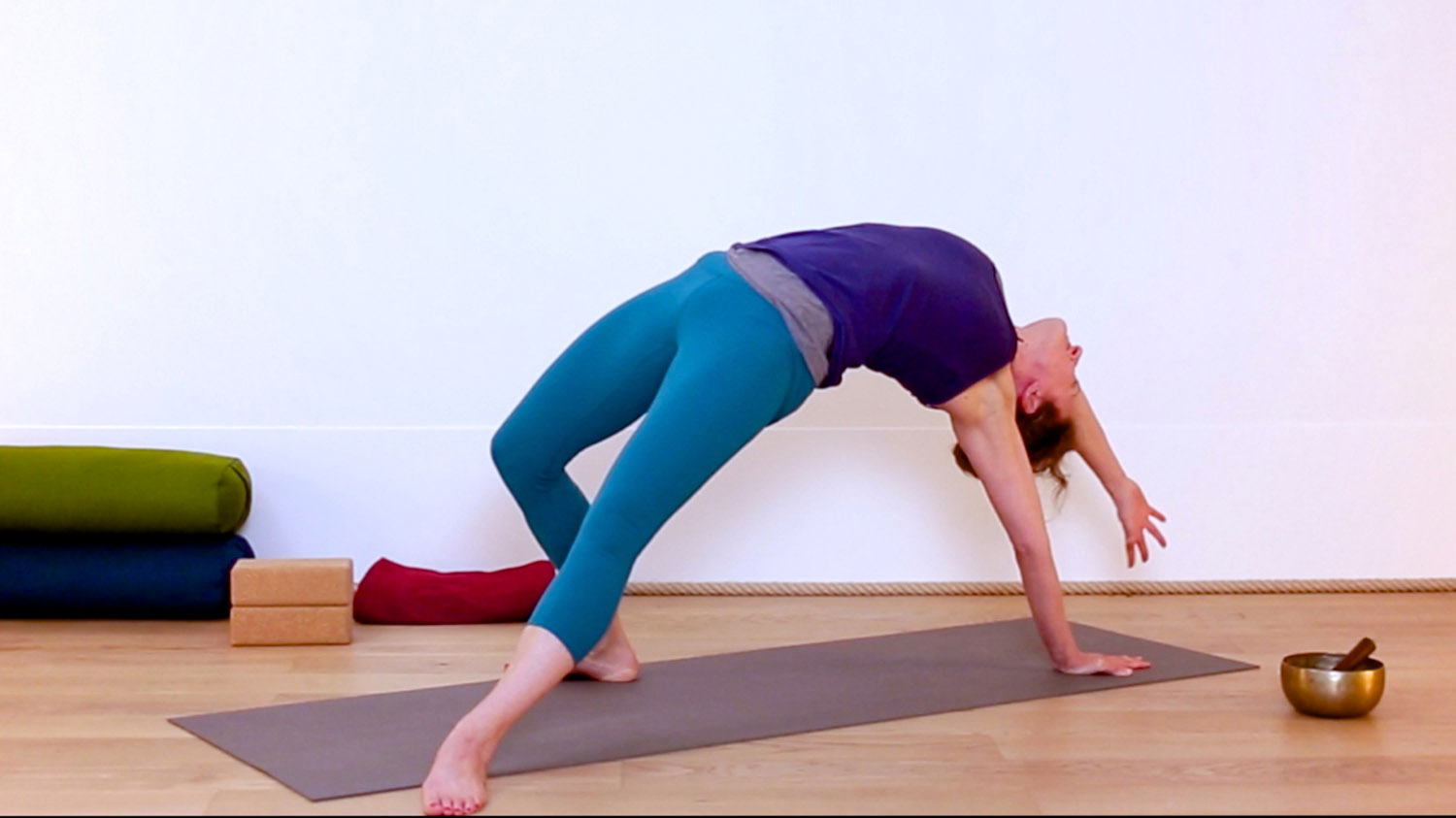 Remobiliser le corps après être resté assis longtemps | Cours de yoga en ligne avec Delphine Denis | Yoga Vinyasa
