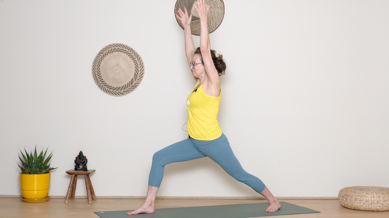 Les salutations A et B | Cours de yoga en ligne avec Delphine Denis | Hatha Yoga dynamique, Yoga Vinyasa