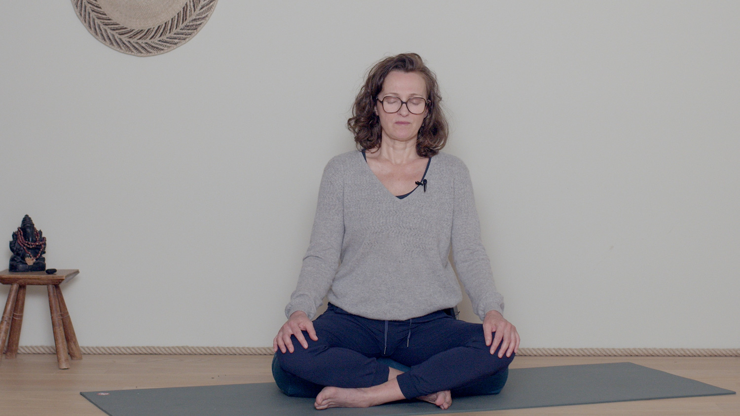Que faire lorsqu'on s'endort en méditation ? | Cours de yoga en ligne avec Delphine Denis | Techniques du Yoga