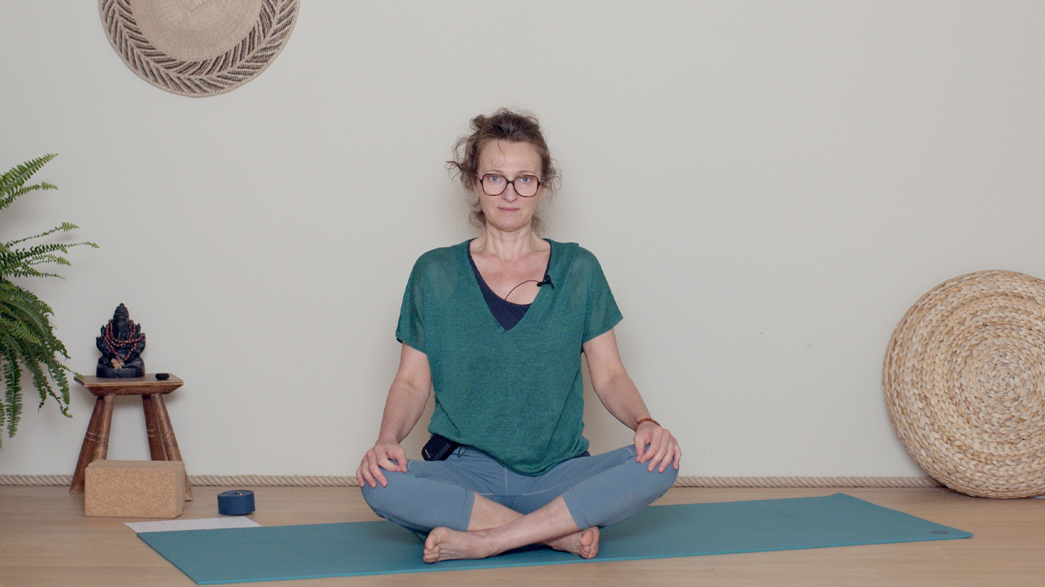 Spécial canicule : relaxation et pranayama | Cours de yoga en ligne avec Delphine Denis | Hatha Yoga doux, Pranayama