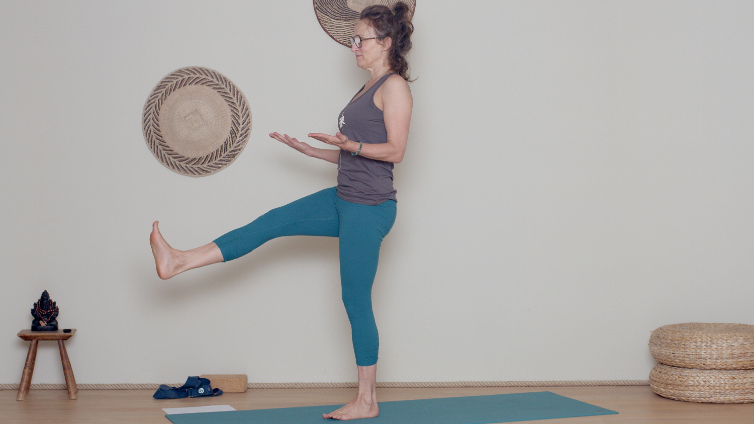 Principe n° 2 : Engager ses muscles | Cours de yoga en ligne avec Delphine Denis | Hatha Yoga dynamique