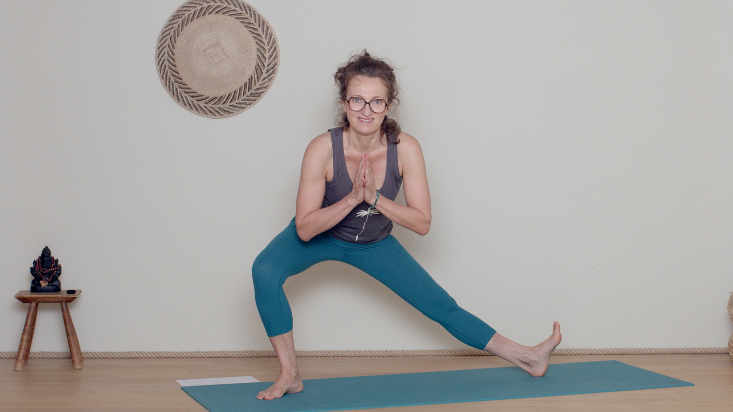 Renforcement musculaire du bas du corps - Intermédiaire | Cours de yoga en ligne avec Delphine Denis | Hatha Yoga dynamique