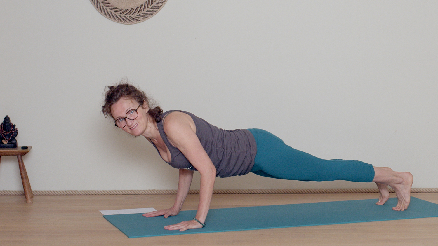 Renforcement musculaire du haut du corps - Intermédiaire | Cours de yoga en ligne avec Delphine Denis | Hatha Yoga dynamique