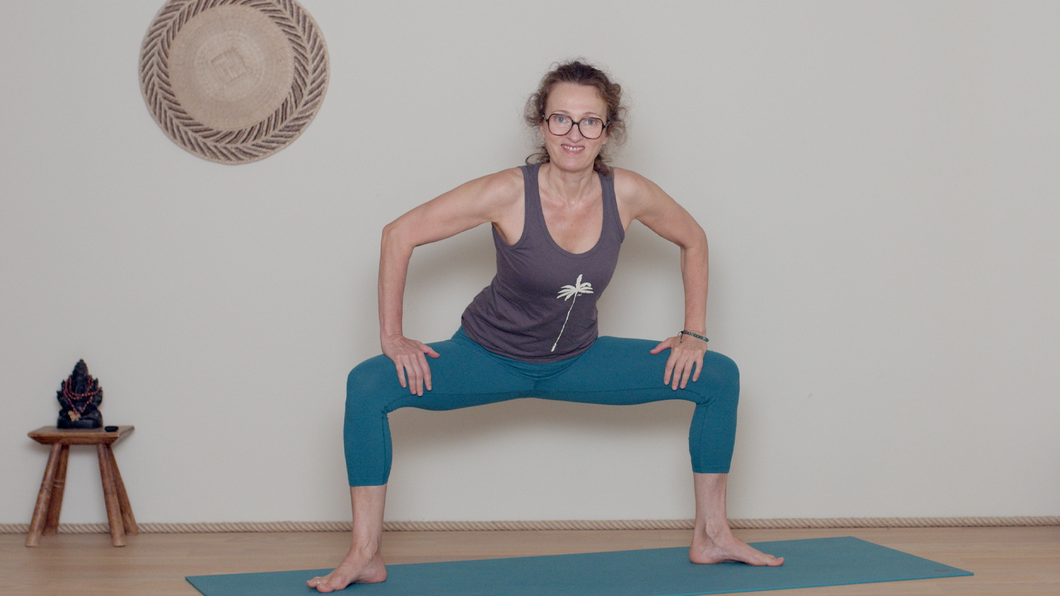Renforcement musculaire des jambes - Pour Tous | Cours de yoga en ligne avec Delphine Denis | Hatha Yoga dynamique