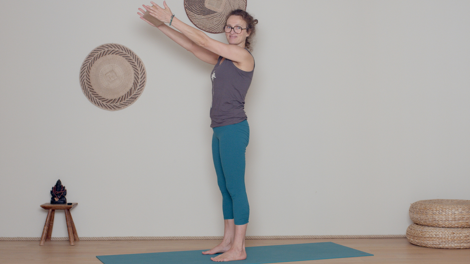 Renforcement musculaire du haut du corps - Pour Tous | Cours de yoga en ligne avec Delphine Denis | Hatha Yoga dynamique