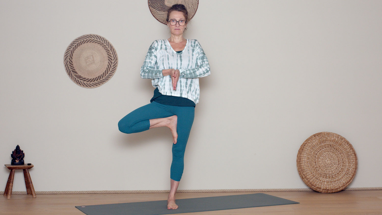 Jeudi matin : Stabilité | Cours de yoga en ligne avec Delphine Denis | Hatha Yoga dynamique