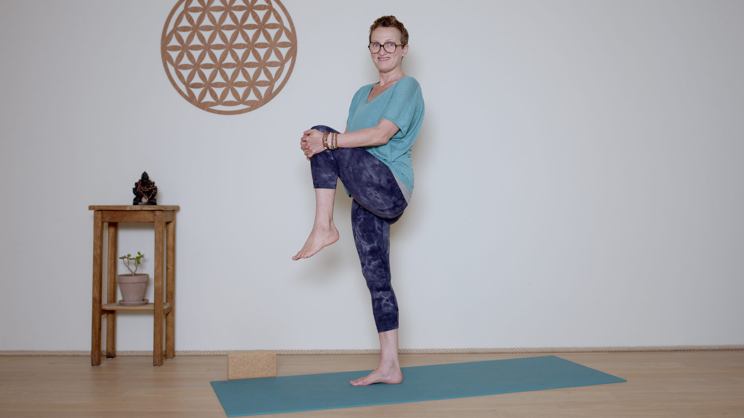 Hatha Yoga dynamique - 30 minutes - Corps physique | Cours de yoga en ligne avec Delphine Denis | Hatha Yoga dynamique
