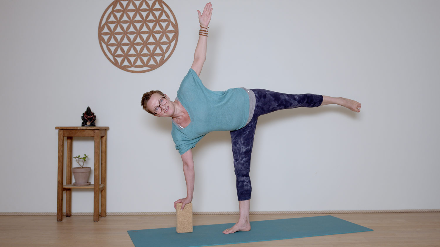 Hatha Yoga dynamique - 30 minutes - Corps d'énergie | Cours de yoga en ligne avec Delphine Denis | Hatha Yoga dynamique