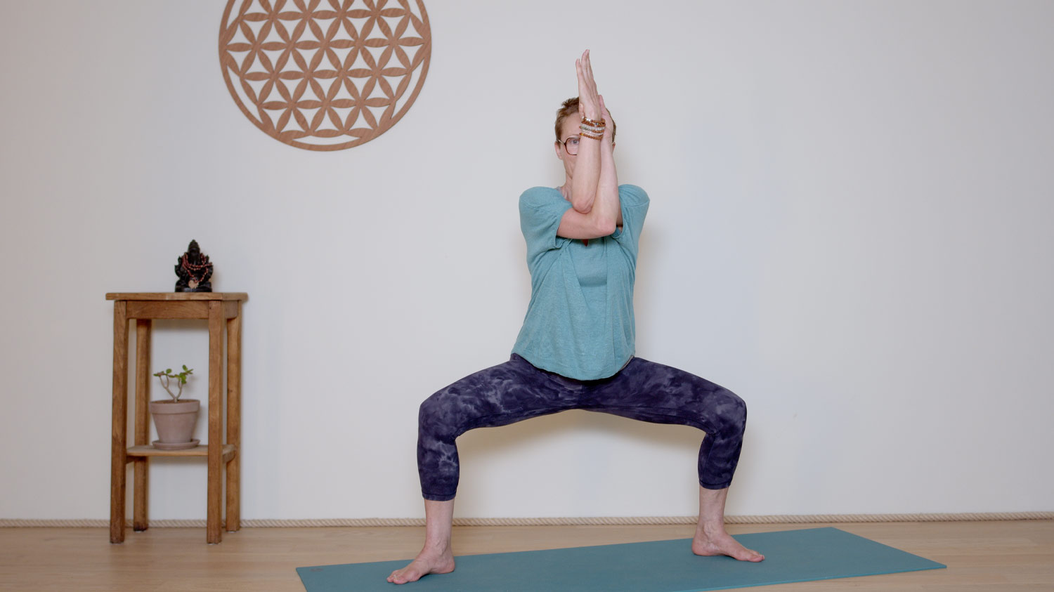 Hatha Yoga dynamique - 30 minutes - Corps de joie | Cours de yoga en ligne avec Delphine Denis | Hatha Yoga dynamique