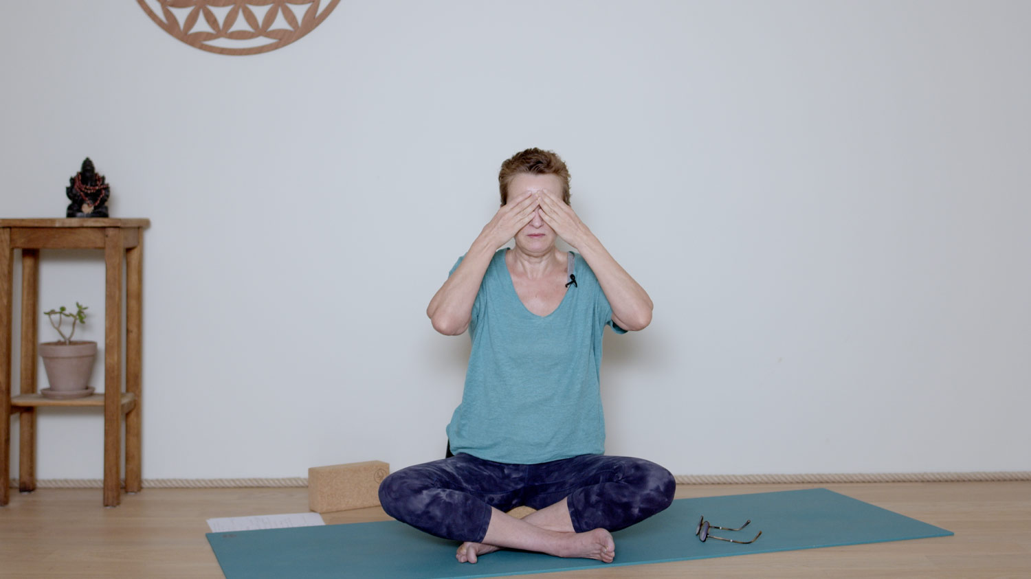  Respiration & Méditation - 15 minutes - Corps de joie | Cours de yoga en ligne avec Delphine Denis | Méditation, Pranayama