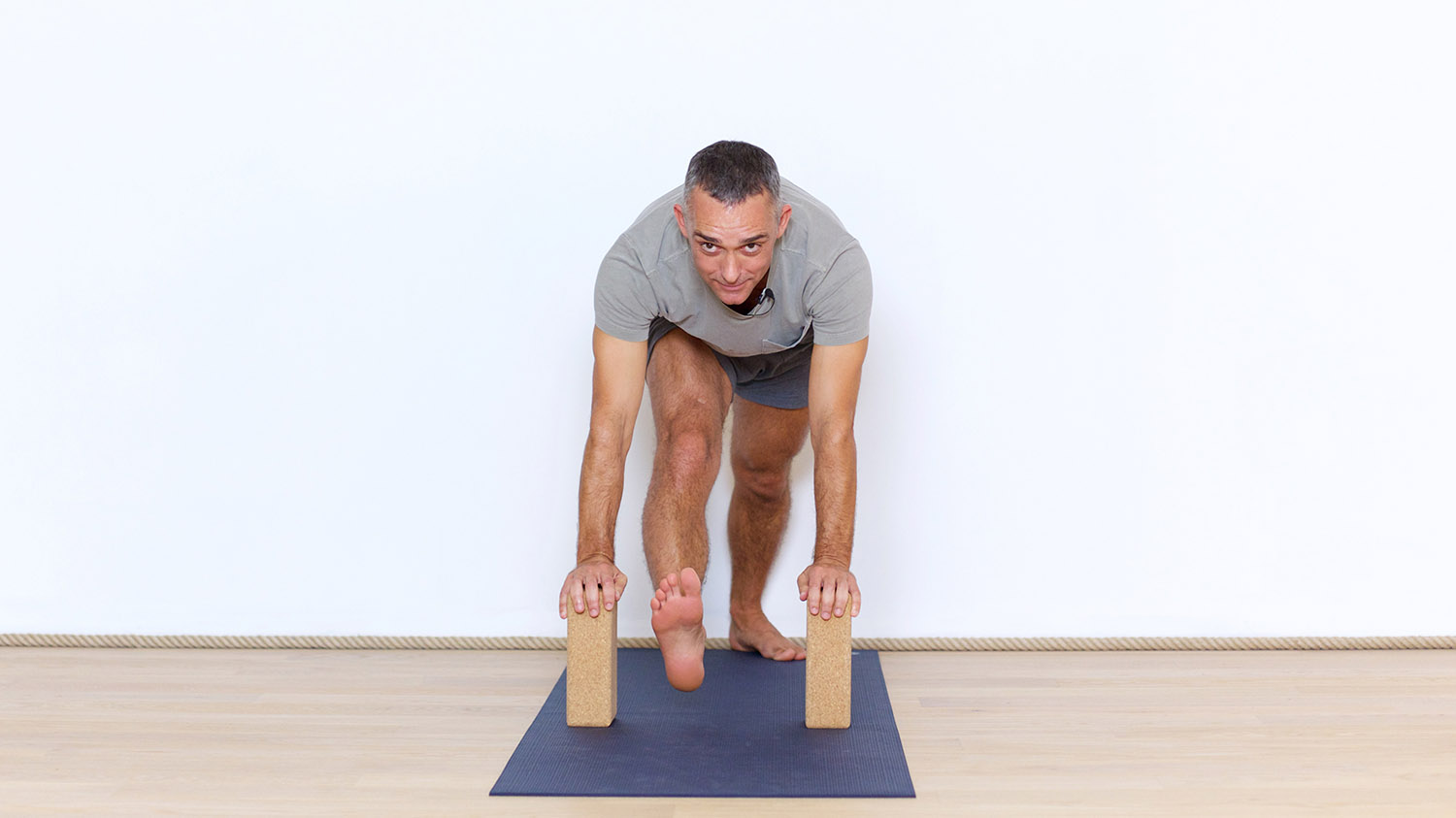 Pratiquer avec le mur 1/2 | Cours de yoga en ligne avec Benoît Le Gourriérec | Alignement