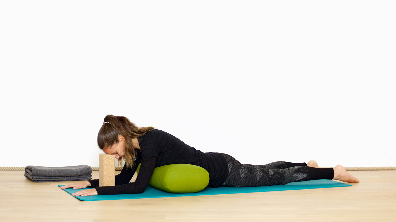 Détente du ventre | Cours de yoga en ligne avec Diane Duhamel | Restorative Yoga, Yin Yoga