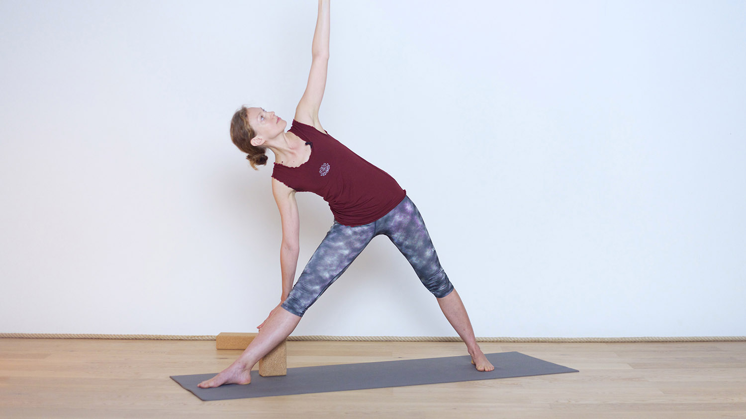 La posture Utthita Trikonasana | Cours de yoga en ligne avec Anastasia Tikhonova | Alignement