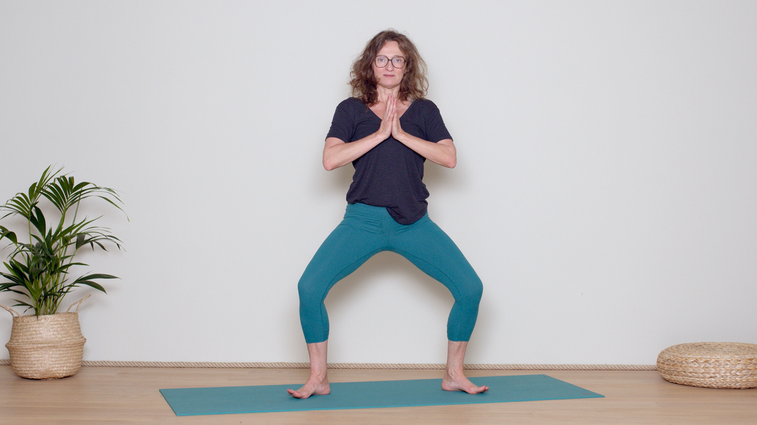 Pratiquer dehors en été | Cours de yoga en ligne avec Delphine Denis | Hatha Yoga dynamique