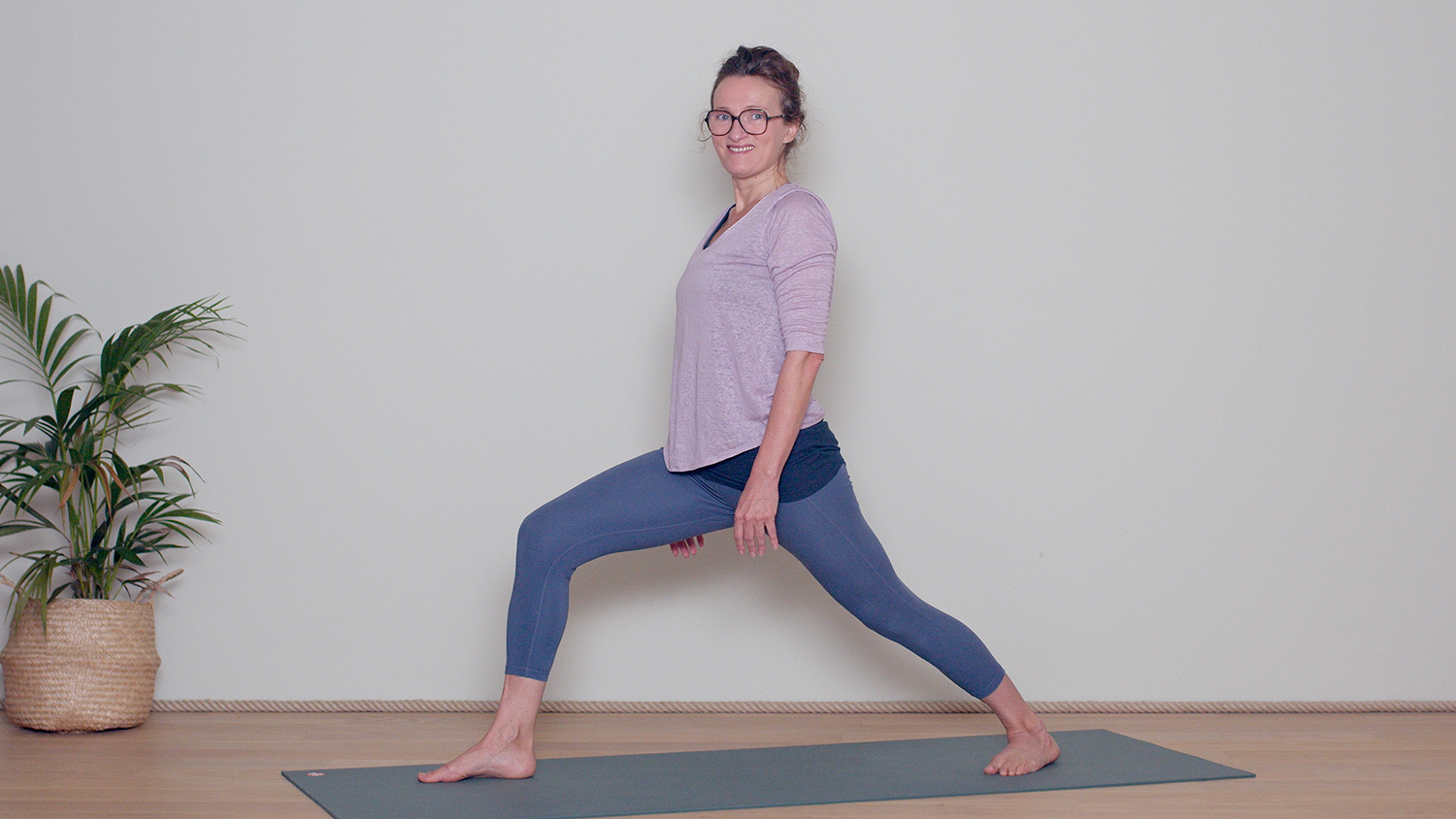 Comment poser le talon arrière dans le Guerrier 1 ? | Cours de yoga en ligne avec Delphine Denis | Techniques du Yoga