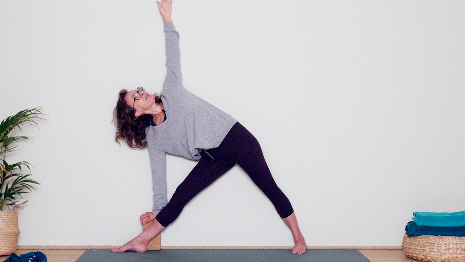 Le lien à la Terre | Cours de yoga en ligne avec Delphine Denis | Hatha Yoga dynamique