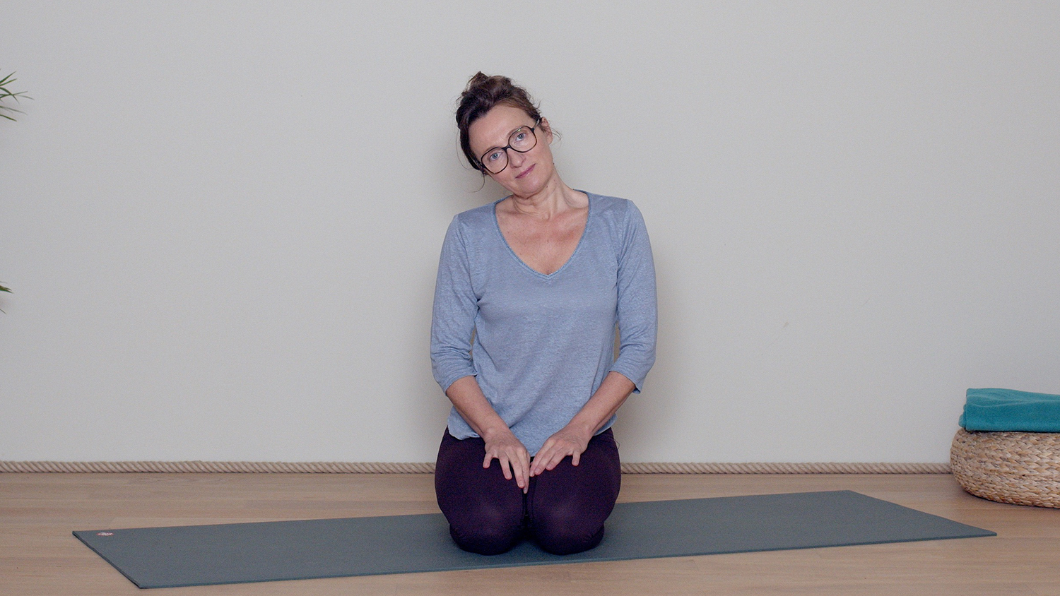 Mercredi : Apaiser les épaules et la nuque | Cours de yoga en ligne avec Delphine Denis | Hatha Yoga dynamique