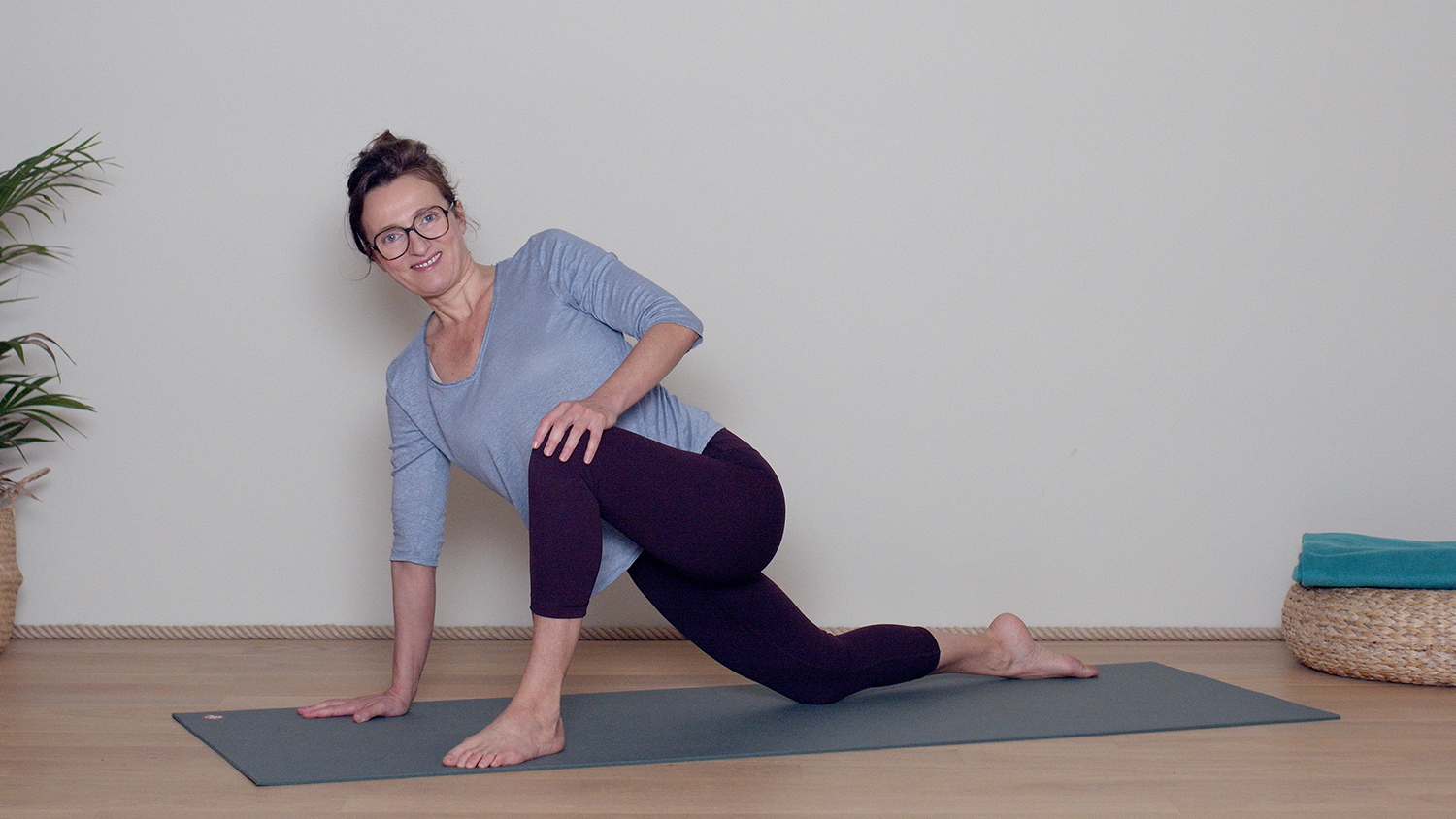 Jeudi : Soulager et renforcer le bas du dos | Cours de yoga en ligne avec Delphine Denis | Hatha Yoga dynamique