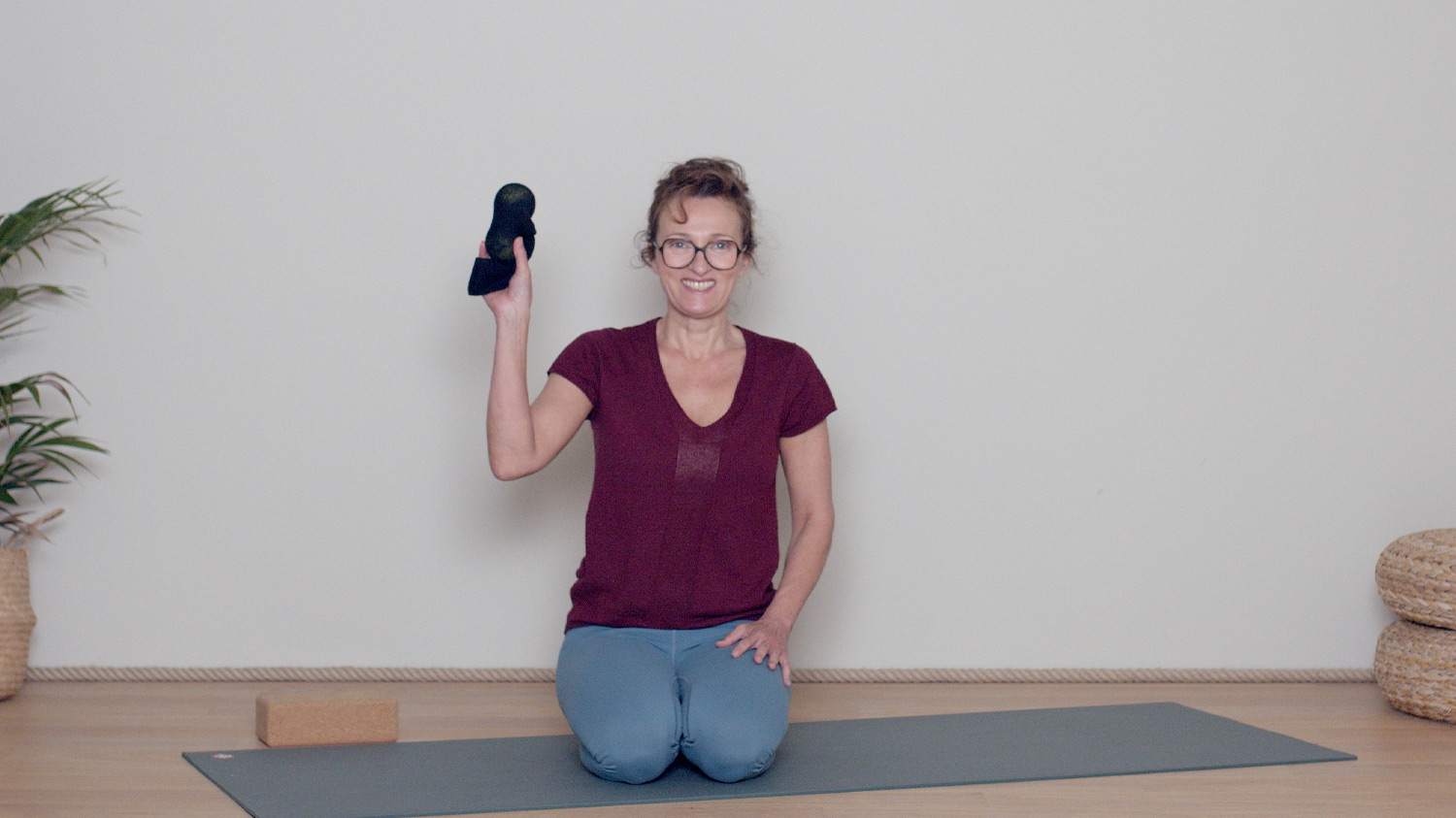 Auto-massage du dos | Cours de yoga en ligne avec Delphine Denis | Hatha Yoga doux